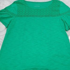Kelly green Talbots tee with ruffled sleeves